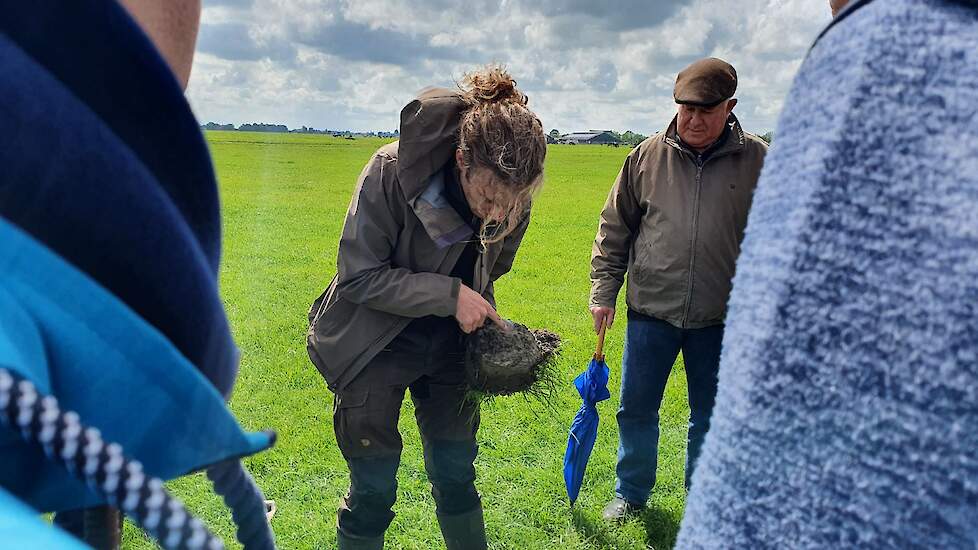 Onderzoeker Jeroen Onrust neemt de bezoekers mee de bodem in.