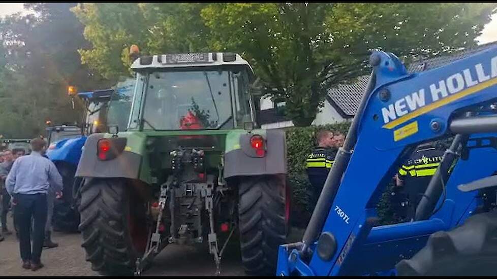 Boeren protesteren bij huis minister Van der Wal