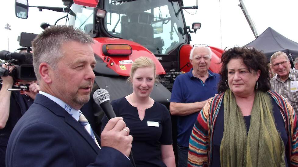 Voorzitter van Stichting Landbouwbeurs Vlagtwedde Harry Eckhardt spreekt de genodigden bij de opening toe. Rechts Tweede Kamerlid Caroline van der Plas (BBB).