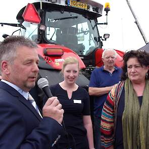 Voorzitter van Stichting Landbouwbeurs Vlagtwedde Harry Eckhardt spreekt de genodigden bij de opening toe. Rechts Tweede Kamerlid Caroline van der Plas (BBB).