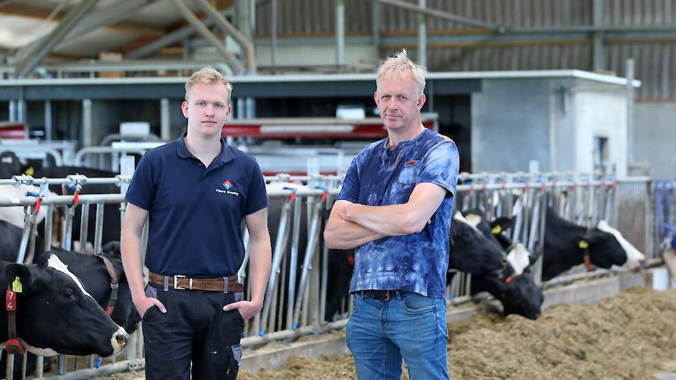 Wout en Henk Lübbers bij de koeien in de nieuwe stal.