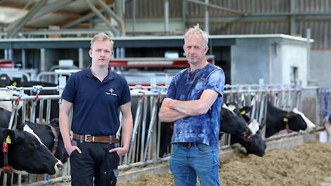 Wout en Henk Lübbers bij de koeien in de nieuwe stal.