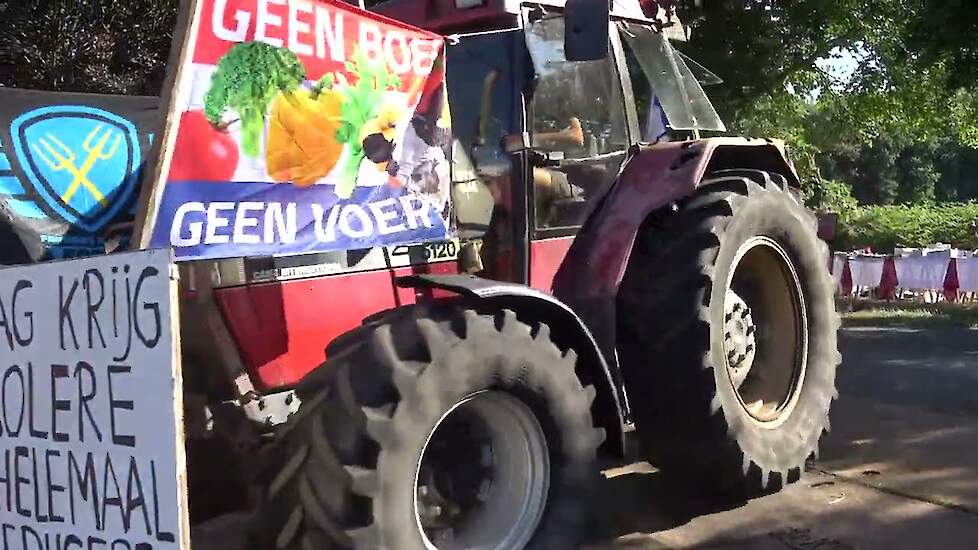 Aankomst tractoren boerenprotest in Stroe 22 juni 2022