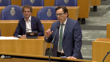 Pieter Grinwis van de CU interrumpeert de minister.