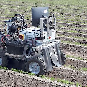 Trabotyx is een mechanische onkruidbestrijder. De robot is zelfrijdend, werkt in de rij en bewerkt, nu nog als prototype, 360 meter per uur.