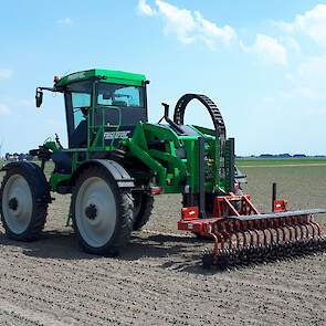 De Nederlandse Ecoweeding Spike Rotoweeder kreeg voor de demonstratie een Abetrac toebedeeld. Enigszins uit verhouding, maar het werk leed er niet onder. Abemec bouwt de Abetrac op basis van (oude) Agrifac veldspuiten.