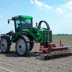 De Nederlandse Ecoweeding Spike Rotoweeder kreeg voor de demonstratie een Abetrac toebedeeld. Enigszins uit verhouding, maar het werk leed er niet onder. Abemec bouwt de Abetrac op basis van (oude) Agrifac veldspuiten.