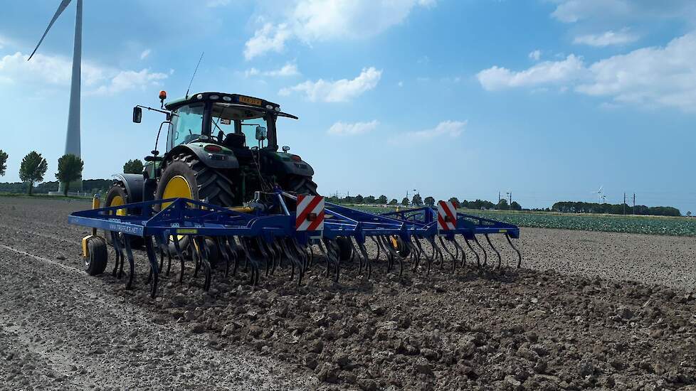 De Treffler TF650 heeft wat weg van een gewone cultivator. Normale beitels breken de grond open, 16 centimeter brede ganzevoeten snijden het onkruid door.