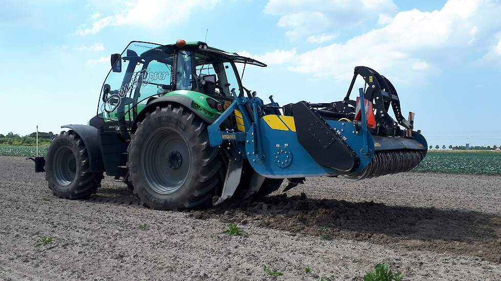 Imants nieuwe spitmachine, de Eco-Mix Culter werkt ondiep door de bouwvoor. In combinatie met de woeler voor de machine is zaaien in één werkgang mogelijk.