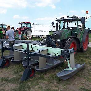 Al eerder gesignaleerd, maar nu dan echt op de markt: de coloradokevervanger. Ronddraaiende plastic flappen 'slaan' de kevers uit de plant. Die worden in de bakken daaronder opgevangen. Bedenker Joris van der Kamp zegt 80 procent van de kevers te vangen.