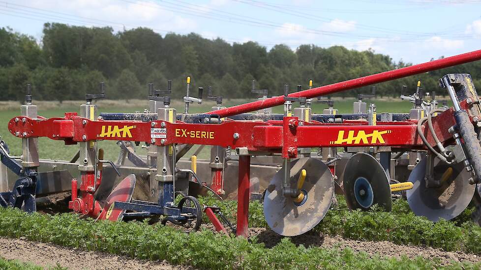 Atilla werkt hier met een HAK EX-serie schoffelmachine.