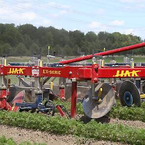 Atilla werkt hier met een HAK EX-serie schoffelmachine.
