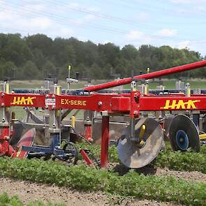 Atilla werkt hier met een HAK EX-serie schoffelmachine.