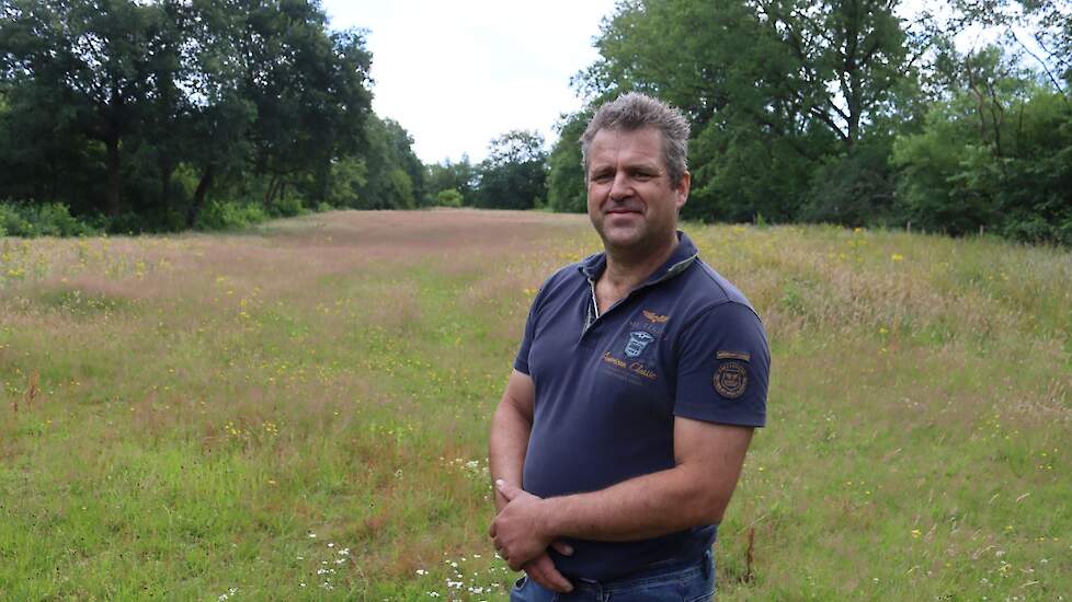 Wiljo Hepping op het perceel dat volgens de Provincie Drenthe heischraal grasland is, maar waar het ontbreekt aan de typische soorten voor dit habitattype.