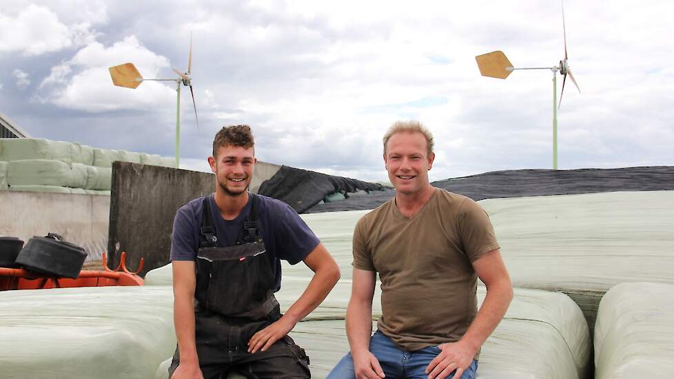 Zoon Willem en vader Omgo Nieweg willen weer energieneutraal worden.
