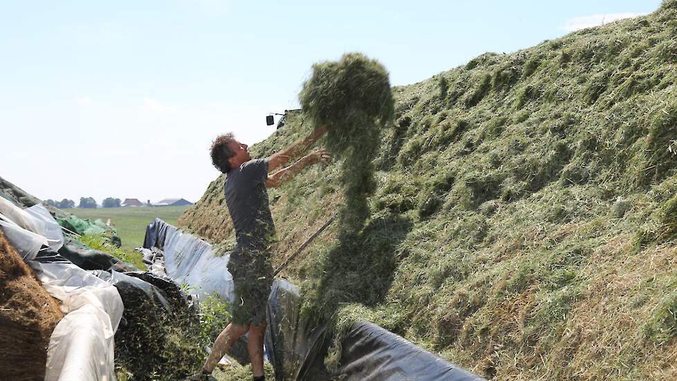 Theo de Boer werkt de kanten netjes bij, ook al is de graskuil 48 meter lang.