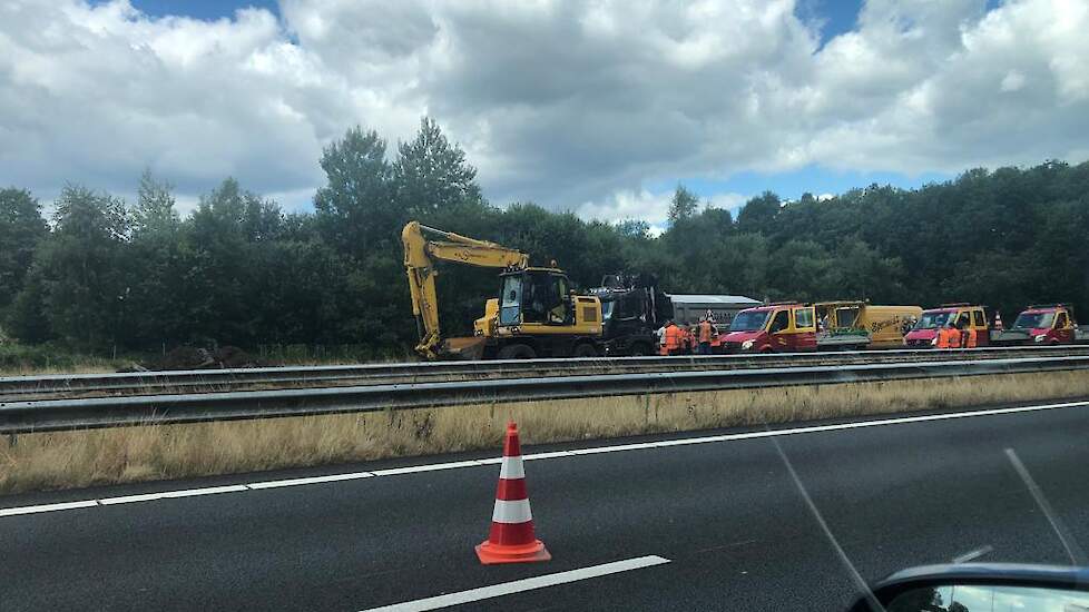 Op de A50 bij Apeldoorn wordt de rommel opgeruimd.