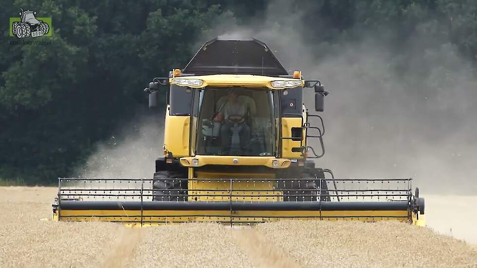 Loonbedrijf Fuhler uit Barger Oosterveld met de New Holland CX 840