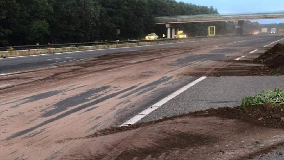 De A7 bij Frieschepalen werd vorige week tijdelijk afgesloten vanwege de dumpingen.
