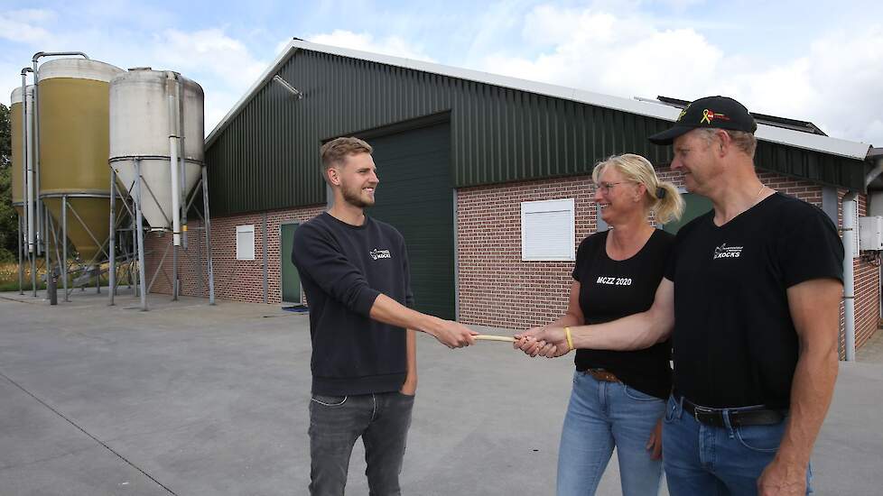 Arjen Kocks (23) neemt het vleeskuikenbedrijf in de toekomst over van zijn ouders Harrie (56) en Angela (54). Op de achtergrond hun nieuwste stal uit 2010.