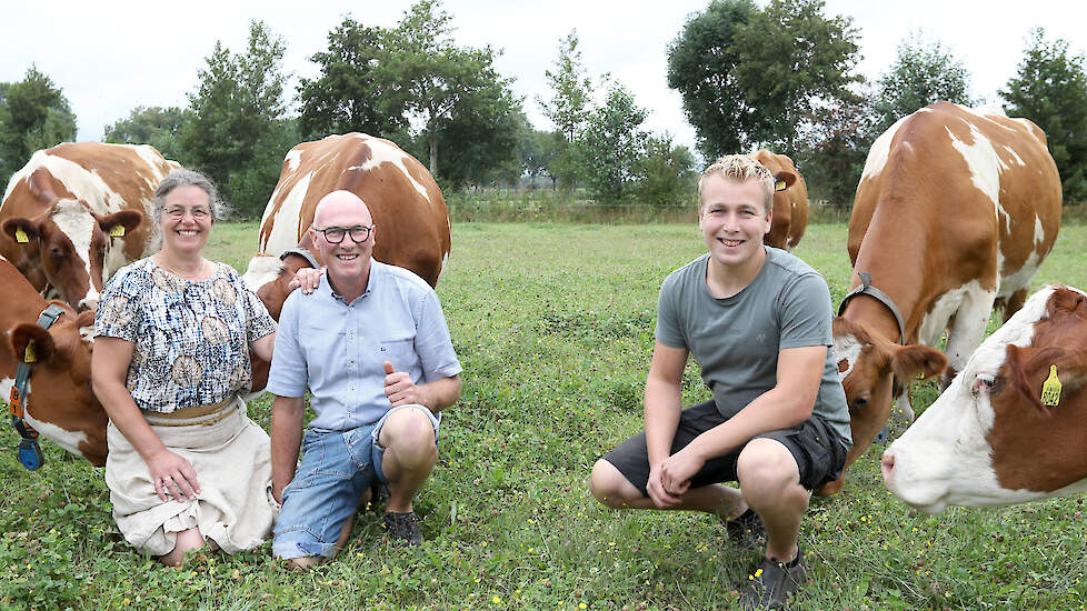 Jarno Bisschop (rechts) zit nu sinds enkele jaren in maatschap met Aaltje en Wicher Hoeve. Jarno werkt al ruim 10 jaar op het melkveebedrijf.