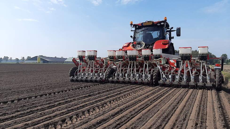 Tijdens het zaaien wordt wintergerst bijgezaaid als stuifbestrijding.