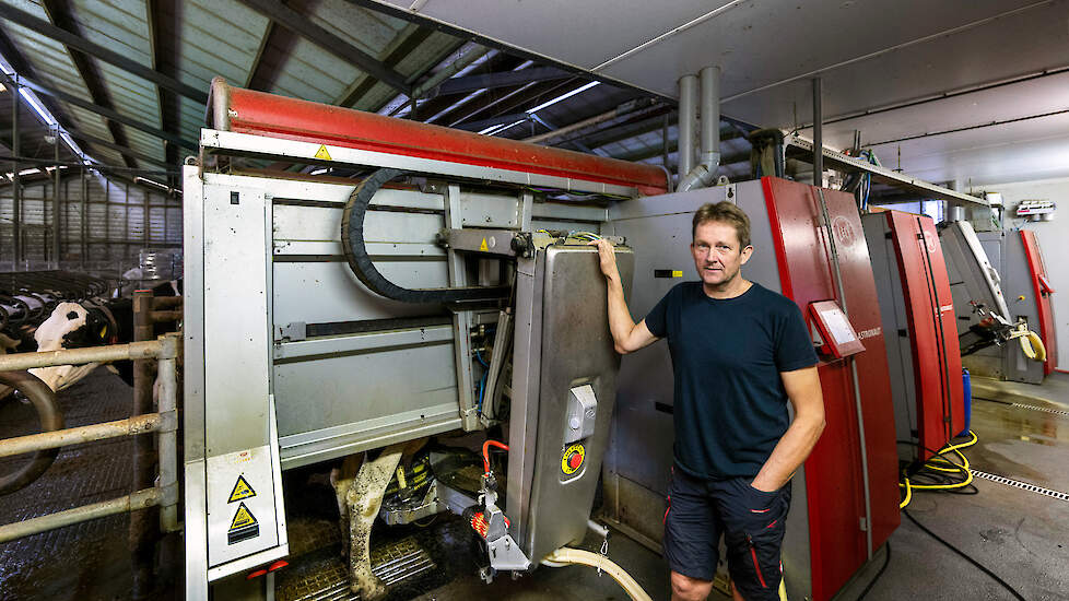 De melkrobots bij Jan Oskam draaien sinds maart overdag op eigen geproduceerde zonne-energie. „Het zou mooi zijn wanneer ik mijn eigen stroom ook zelf kon opslaan.”