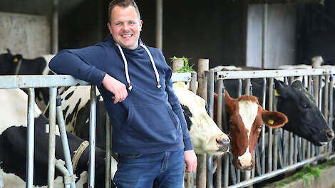 Steven Strikwerda levert melk dat voldoet aan het Beter Leven-keurmerk. Dit levert hem een meerprijs op van 7 cent bovenop de Farmel-melkprijs.