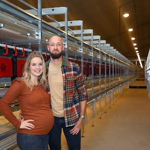 Sharon en Erik Bouwhuis in de nieuwe leghennenstal voor biologische hennen. De kippen, 21.000 Dekalb White, zijn 28 september 2022 opgezet. In de toekomst is het de bedoeling dat Sharon en Erik deze locatie voor hun rekening nemen en Mirjam en Gert-Jan lo