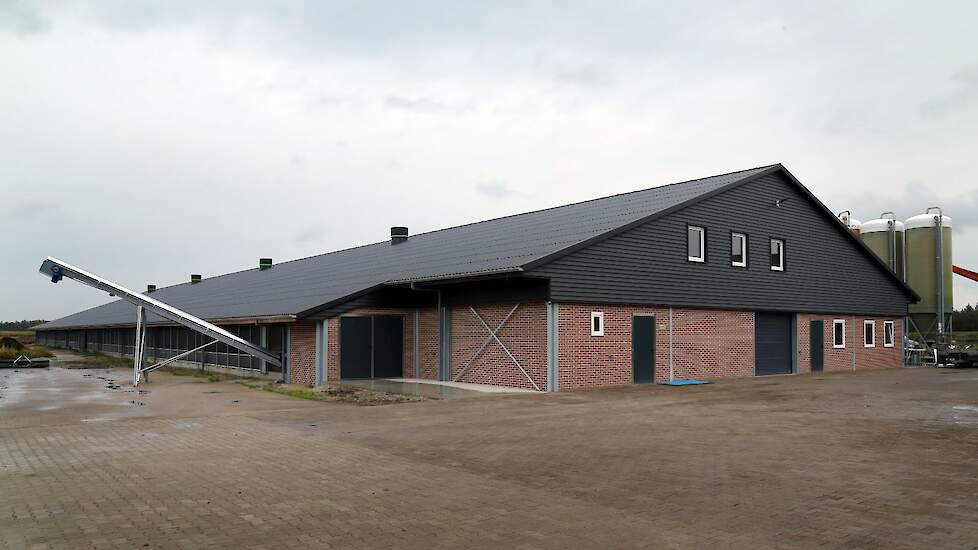 Op het terrein van het voormalige melkveebedrijf aan de Ellertsweg in Orvelte bouwde Bouwhuis een nieuwe leghennenstal voor biologische hennen. De melkveestal is nu in gebruik voor vleesvee. „We hebben het bedrijf op 12 juli 2021 gekocht, in september de