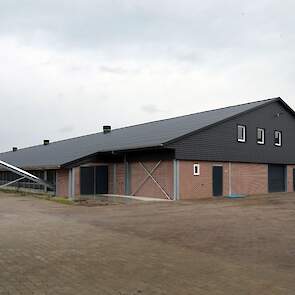 Op het terrein van het voormalige melkveebedrijf aan de Ellertsweg in Orvelte bouwde Bouwhuis een nieuwe leghennenstal voor biologische hennen. De melkveestal is nu in gebruik voor vleesvee. „We hebben het bedrijf op 12 juli 2021 gekocht, in september de