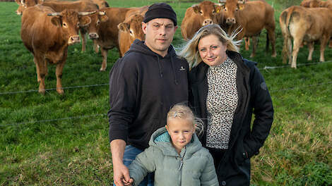 Albert ten Heuvel, zijn vrouw Anique van der Zwaag en één van hun twee dochters. Hun Limousins zijn vijf keer aangevallen door wolven. Voor hun favoriete geit liep een aanval dodelijk af.