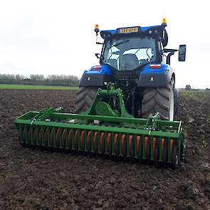 Amazone KE 3002 240, een 12-rotormachine met slepende tanden. Gedemonstreerd op 368 toeren, 9 centimeter werkdiepte. Deze Amazone heeft directe aandrijving, dus zonder sateliettandwielen. Dat geeft geen onnodige wrijving en verliezen en beperkt dus het br