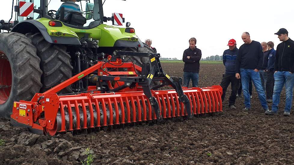 Masschio werkte op 357 toeren, de mogelijke 437 zou de kluiten te fijn maken. Een machine met 4 rotors per meter, een packerrol van 500 millimeter, 600 is mogelijk. De rol werd in hoogte versteld met een pen/gat-verbinding, optioneel kan dat hydraulisch.