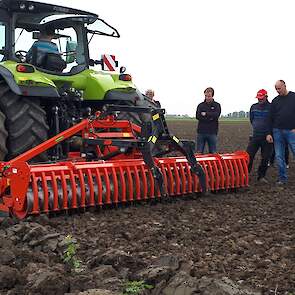 Masschio werkte op 357 toeren, de mogelijke 437 zou de kluiten te fijn maken. Een machine met 4 rotors per meter, een packerrol van 500 millimeter, 600 is mogelijk. De rol werd in hoogte versteld met een pen/gat-verbinding, optioneel kan dat hydraulisch.