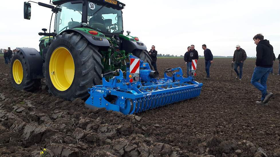 De Lemken Zirkon12 is een rotorkopeg voor trekkers tot 340 pk. De machine heeft 4 rotors per meter, op deze 3 meter werkbreedte dus 12 in totaal. Voor deze demo staan de rotortanden slepend, ze zijn met een om te stellen tussentandwiel in de bak stekend t