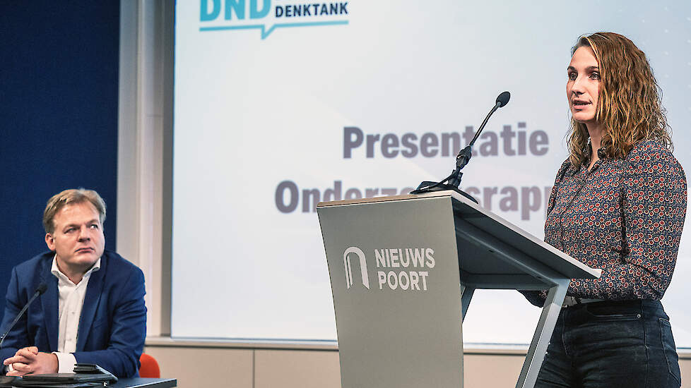 Alien van Zijtveld, melkveehouder uit Rouveen, spreekt in Den Haag. Het Enschedese Tweede Kamerlid Pieter Omtzigt luistert aandachtig.
