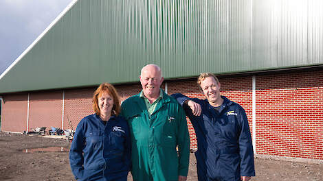 De nieuwbouw van een vleesvarkensstal voor 4.100 dieren bij familie Bom nadert zijn voltooiing.