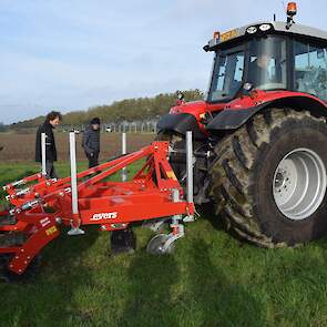 De ondergrondwoeler van Evers heeft een voor de tand lopende schijf. Deze schijf maakt een smalle snede in de graszode waarna de tanden met beitels hun werk doen. De snede komt open te staan en worden dan dichtgedrukt door drie orionrollen met veerdruk. D