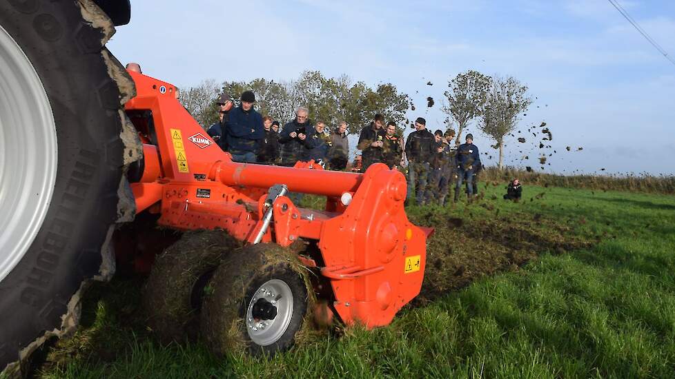 De Kuhn biomulch of biofrees heeft een rotor met messen die de graszode of groenbemester in de kroon afsnijdt en opgooid. De hydraulisch instelbare achterklep kan gesloten worden voor een intensievere werking, geopend wordt het materiaal naar achter gewor