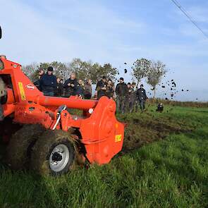 De Kuhn biomulch of biofrees heeft een rotor met messen die de graszode of groenbemester in de kroon afsnijdt en opgooid. De hydraulisch instelbare achterklep kan gesloten worden voor een intensievere werking, geopend wordt het materiaal naar achter gewor