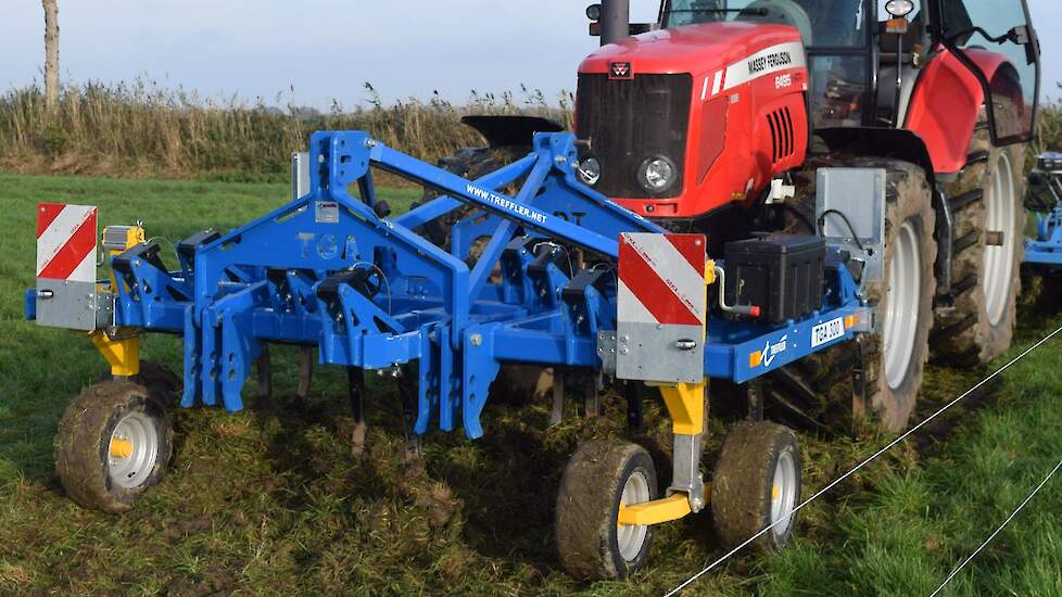 De Lemken werd in combinatie gereden met de volvelds Treffler TGA 300 cultivator. De omstandigheden waren niet optimaal: het gras was te lang en de bodem te nat. De vlakke schoffels ‘schillen’ de graszode. De wortels blijven in de bodem, wat goed is voor