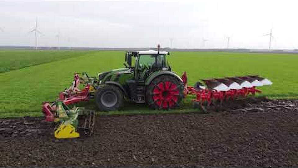 ploegen met fendt en 5 schaar kuhn ploeg