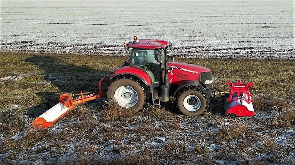 Tagetes klepelen over de vorst Case-IH Puma 185 -Tehnos profi MU 300 LW