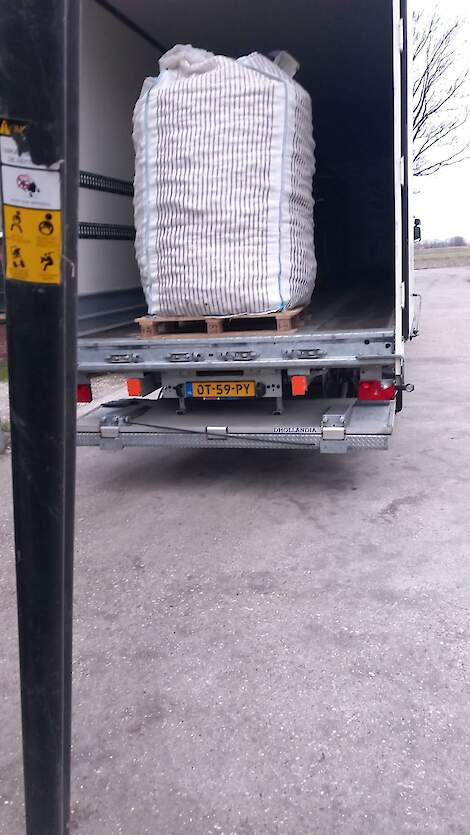 Laden van de bigbags met consumptieaardappelen.