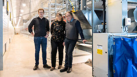 Gernand, zijn moeder Hennie en zijn vader Erik glunderen vol trots in hun nieuwe legouderdierenstal. Door de bouw ervan heeft hun bedrijf een metamorfose ondergaan.