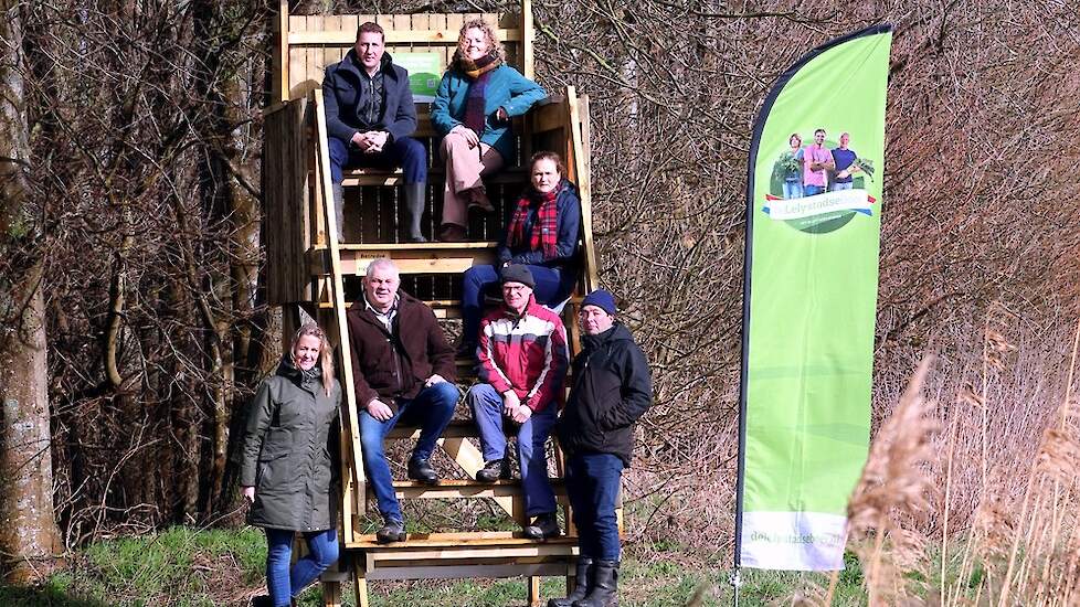 De Lelystadse Boeren Heike Wiersema, Jan Groot, Nico Florissen, Patricia Spaan, Emma Doeksen genieten als eerste bezoekers samen met Harold Hofstra en Lique Hafkamp van het uitzicht.