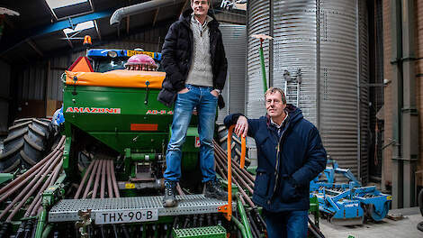 Zoon Edo en vader Gert Huisman richten zich voornamelijk op maaigewassen op de Oldambster klei.