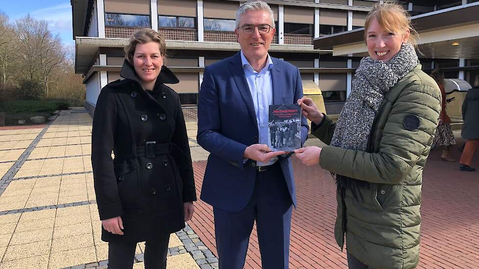 Melkveehoudsters Wenda Bolhuis en Stieneke van Nes overhandigde het boekje eerder al aan Drentse landbouwgedeputeerde Henk Jumelet.