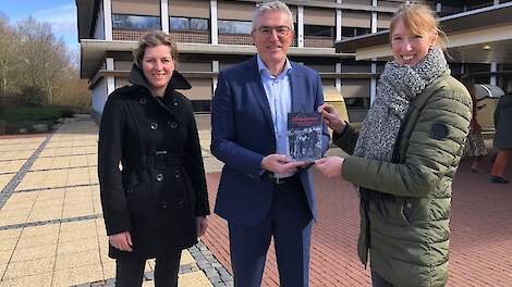Melkveehoudsters Wenda Bolhuis en Stieneke van Nes overhandigde het boekje eerder al aan Drentse landbouwgedeputeerde Henk Jumelet.